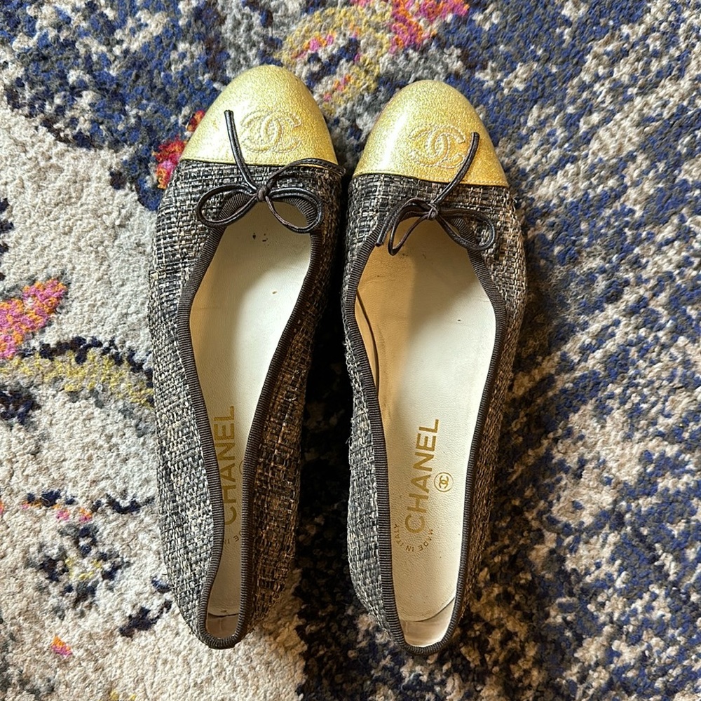 Size 39, gold capped Chanel flats